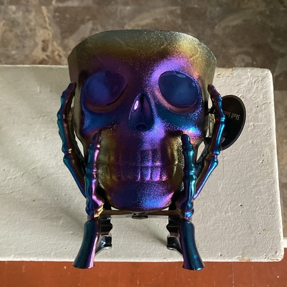 NWT Purple Blue Iridescent Oil Slick Skull 💀 in Hands Snack or Candy Bowl Decor - Picture 16 of 17